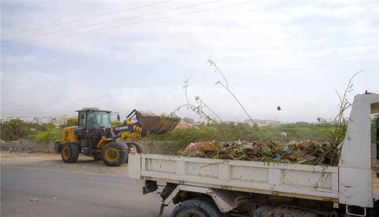 أشغال ساحل حضرموت تواصل تهيئة شواطئ المكلا استعدادا لموسم البلدة