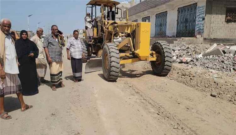 البريقة تدشن حملة لإزالة الأتربة من شوارع الحسوة والشعب وبئر أحمد