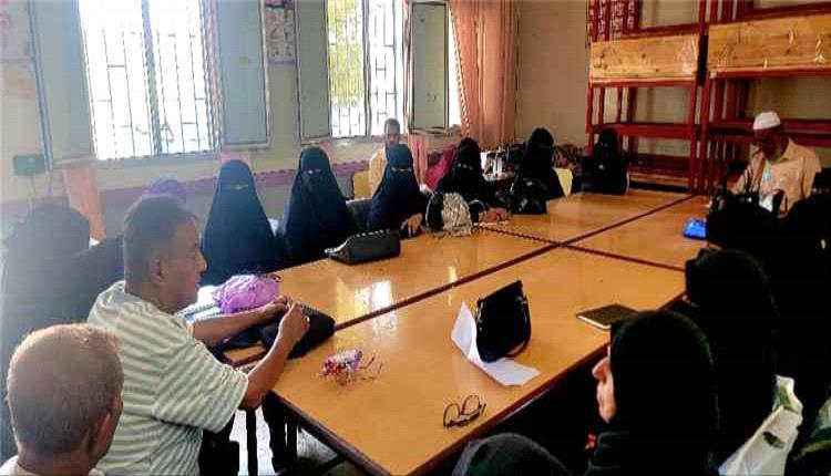 إدارة محو الأمية بعدن تبحث خططها المقبلة وتكرّم كوادرها