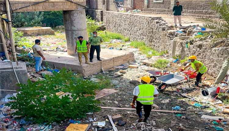 سالمين وبن جرادي يتفقدان حملة تنظيف مجرى السيل في صيرة استعدادا لموسم الأمطار