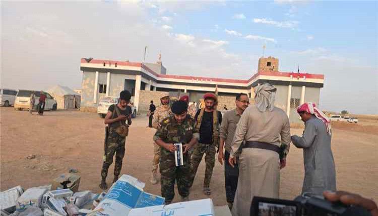 إتلاف أربعة أطنان من السجائر والمواد الغذائية الفاسدة في العبر بحضرموت