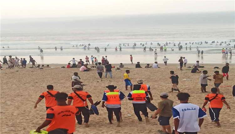 خفر السواحل بحضرموت ينقذ 3 حالات غرق ويجدد تحذيراته للمصطافين خلال موسم نجم البلدة