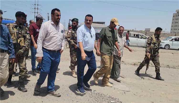 مدير عام البريقة يتفقد حملة إزالة الأتربة ويؤكد استمرار فتح الشوارع وتحسين النظافة