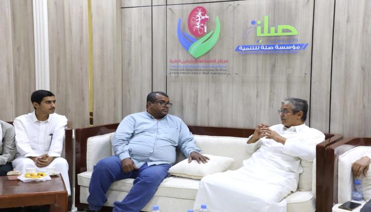 مدير مكتب الصحة بوادي حضرموت واستشاري كلى بمدينة الملك سعود الطبية يطلعان على الخدمات الطبية بمراكز فاطمة بابطين
