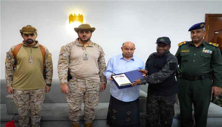 الخنبشي والتحالف يكرمان منتسبي مكافحة المخدرات بساحل حضرموت تقديرًا لجهودهم الأمنية
