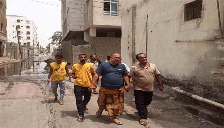 مدير عام خورمكسر يطالب بالتحقيق في توقف مضخات الصرف الصحي بعد طفح المجاري بالمديرية