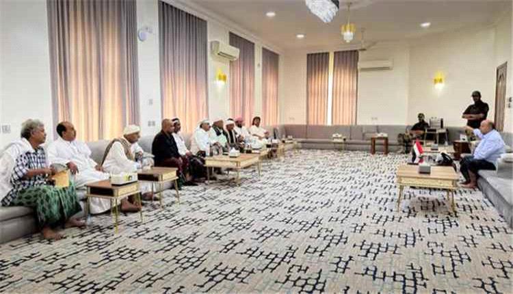 الخنبشي يشيد بجهود إصلاح ذات البين ويوجه بمنع التنقيب عن الذهب في منطقة قضية بحضرموت