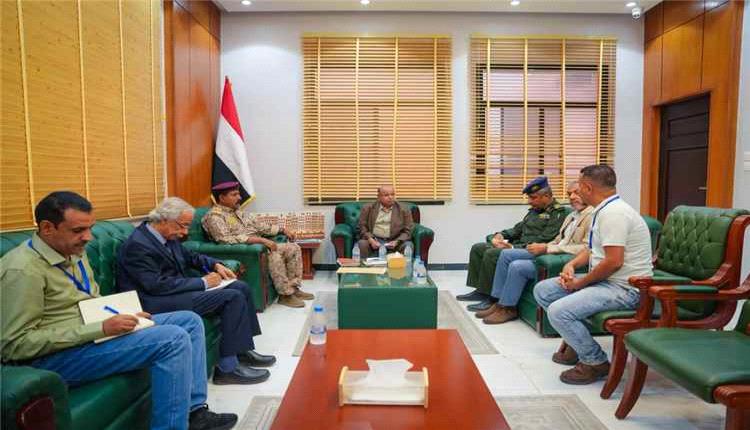 الخنبشي يبحث تعزيز التنسيق الأمني لتأمين عمل المنظمات الدولية في حضرموت