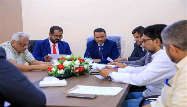 حضرموت تبحث تطوير قطاع الكهرباء وتقر إجراءات لتعزيز استقرار الخدمة