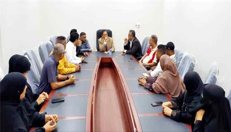 وكيل محافظة عدن يتفقد الانضباط الوظيفي في التواهي ويشيد بانتظام العمل بعد إجازة العيد