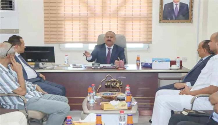 وزير النقل يتفقد هيئة الشؤون البحرية بعدن ويشدد على تطوير الأداء المؤسسي
