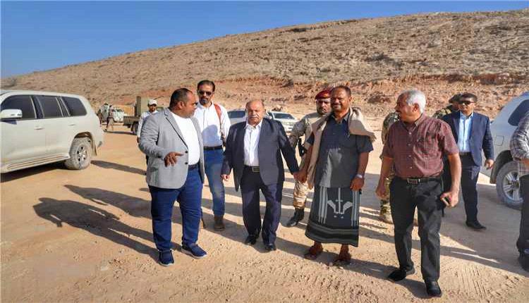 الخنبشي يطّلع على سير مشروع محطة الكهرباء الإسعافية بساحل حضرموت 