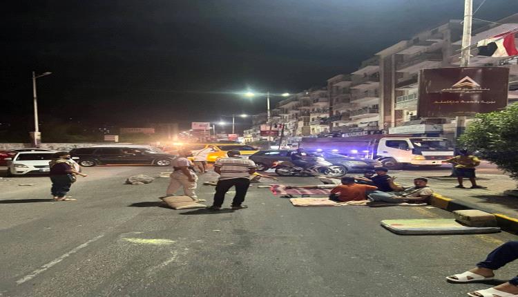احتجاجا على انقطاع الكهرباء.. سكان في عدن يفترشون الشوارع هربا من حرارة المنازل