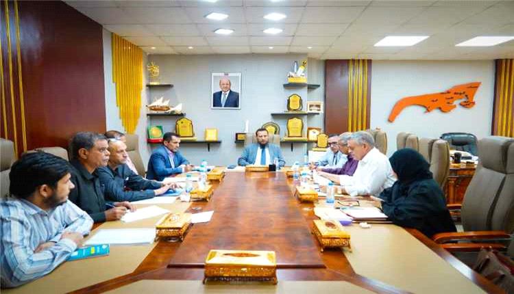 اجتماع في عدن يناقش مشاريع خدمية ويؤكد أولوية الجودة في تنفيذها