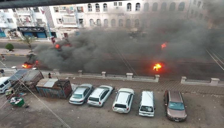 محتجون يغلقون الشارع الرئيسي في المعلا احتجاجا على تردي الخدمات وانقطاع الكهرباء