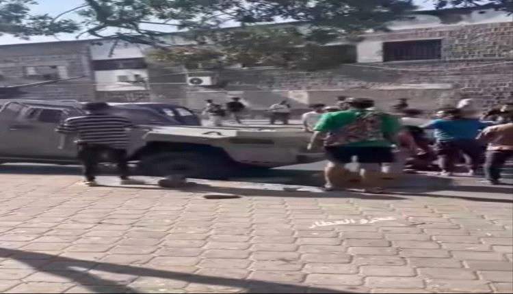 قوات الأمن تفتح الطرق في كريتر بالقوة وسط إطلاق نار كثيف