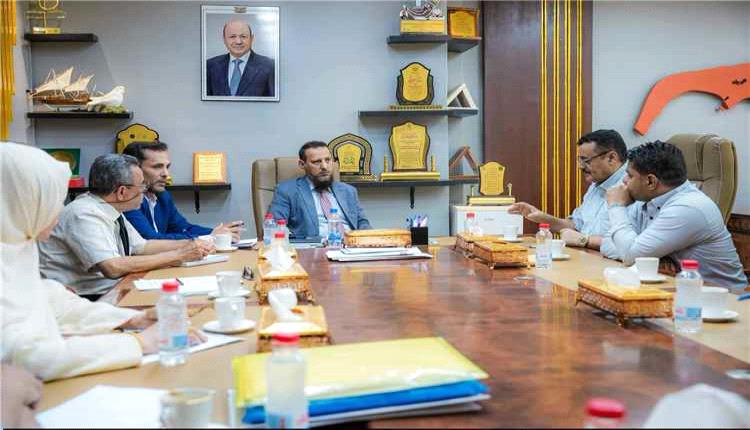 محافظ عدن يناقش تنفيذ المشاريع الخدمية ويؤكد تسريع إنجاز الأولويات التنموية