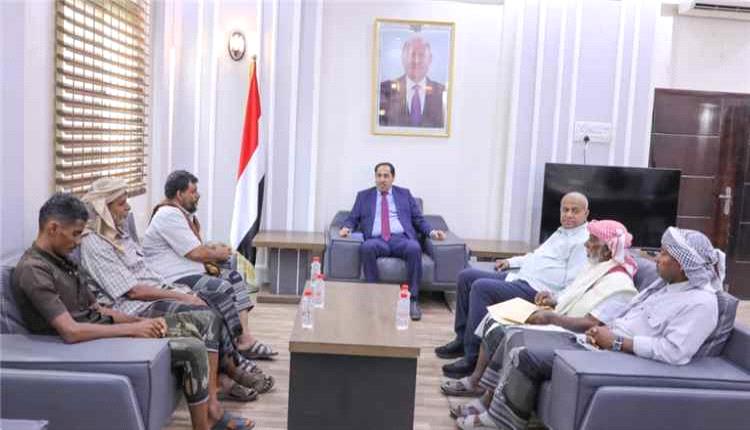 وزير الشباب والرياضة يبحث مع شخصيات من حضرموت سبل دعم الأنشطة الشبابية والرياضية
