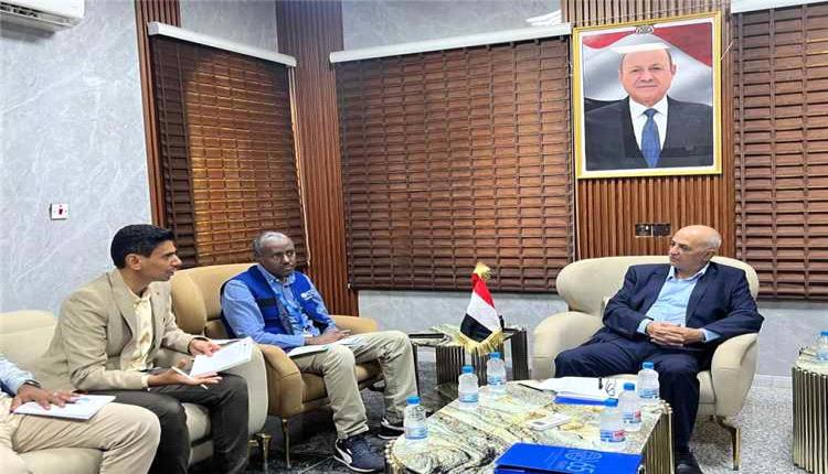 وزير المياه والبيئة يبحث مع منظمة الهجرة الدولية دعم مشاريع المياه وتحسين الخدمات الأساسية