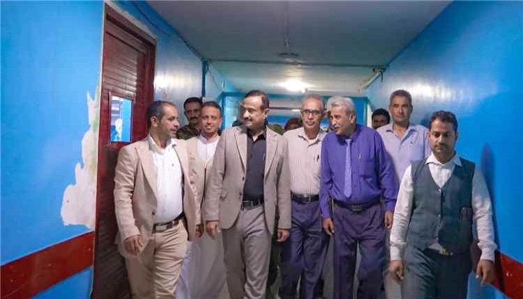 محافظ شبوة يدشّن مخيما مجانيا لجراحة العيون وإزالة المياه البيضاء بمستشفى شبوة العام