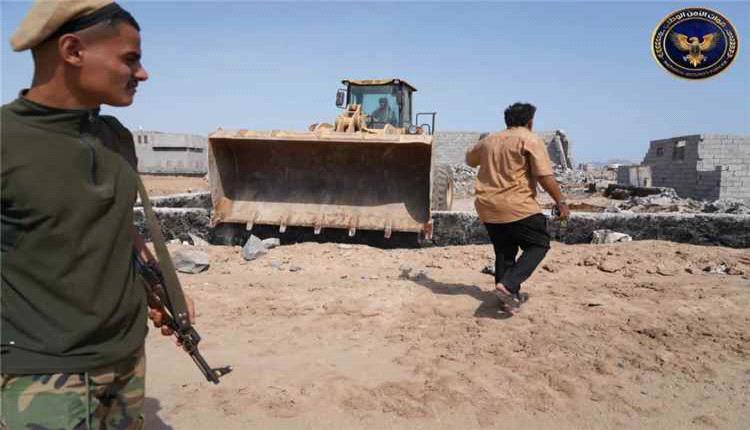 حملة ميدانية لإزالة التعديات على أراضي موظفي المنطقة الحرة بالممدارة في عدن