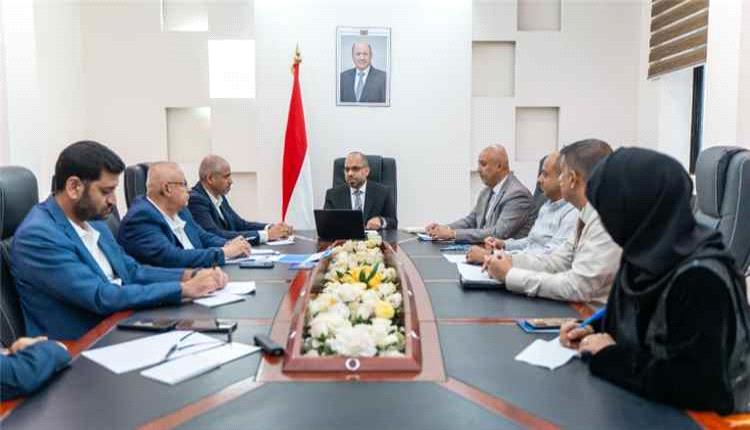وزير الاتصالات يناقش في عدن خطط تطوير القطاع وتحسين جودة الخدمات