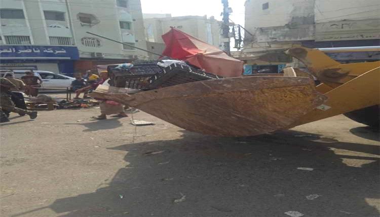 السلطة المحلية بخورمكسر تواصل إزالة العشوائيات وتنظيف شارع الثقافة