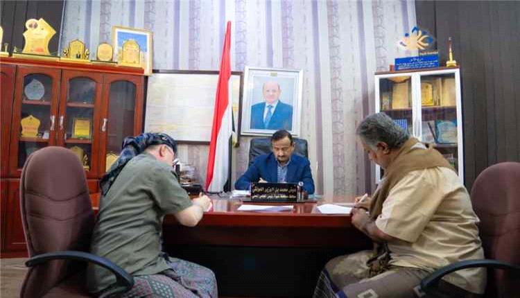محافظ شبوة يشرف على توقيع عقود لتوفير أدوية ومستلزمات طبية لمركزي الأورام وغسيل الكلى