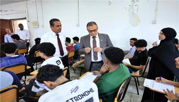 رئيس جامعة عدن يتابع سير امتحانات كلية الحاسوب ويشيد بمستوى التنظيم