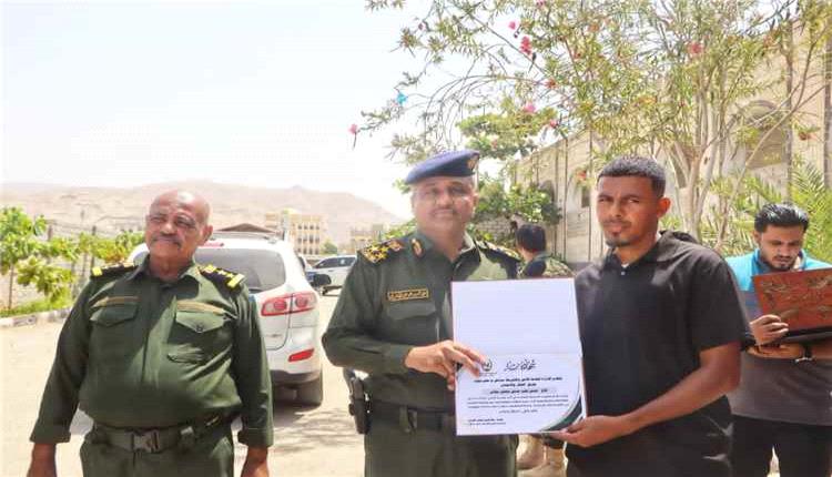 أمن ساحل حضرموت يكرّم منتسبي إدارة مكافحة المخدرات تقديراً لجهودهم الأمنية