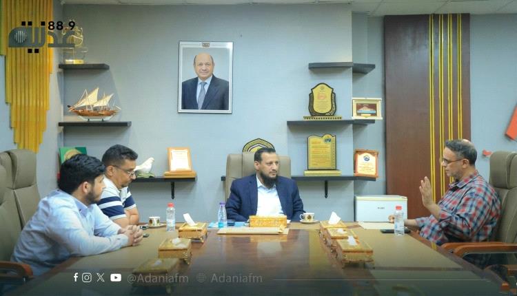 المحافظ عبد الرحمن شيخ يطلع على أوضاع بريد عدن ويوجه بتعزيز خدماته