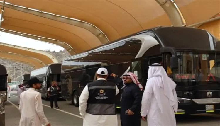 إيقاف حافلة نقل دولي في عدن لمخالفة جدول تفويج الحجاج