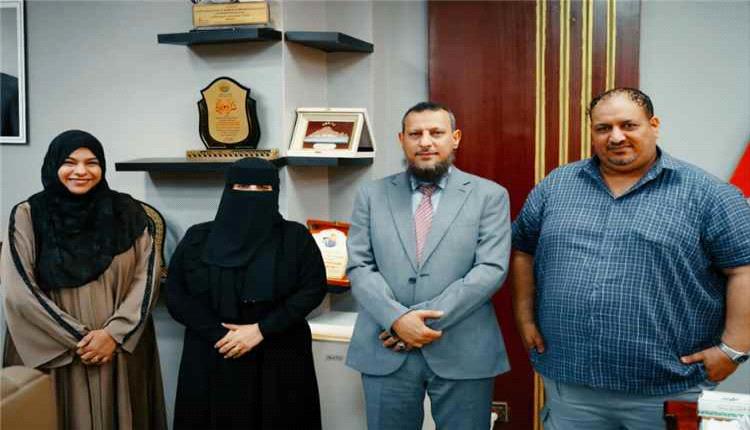 محافظ عدن يبحث دعم تمكين النساء وتعزيز المشاريع المجتمعية