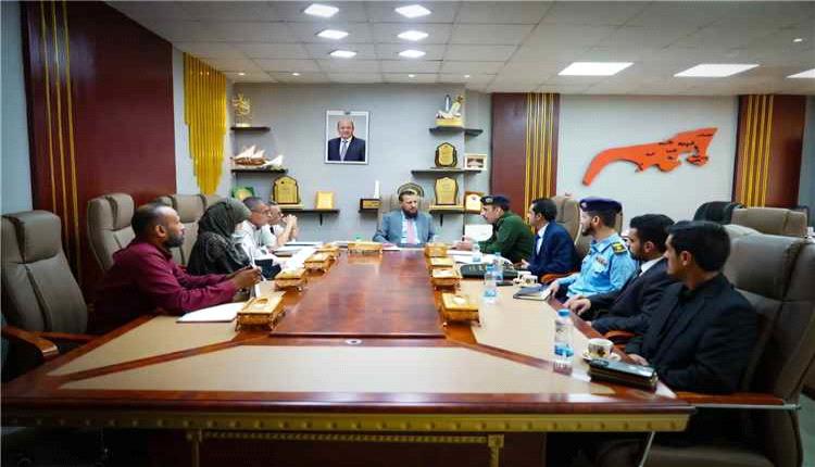 محافظ عدن يبحث مع قيادة الهجرة والجوازات تطوير الخدمات وتسهيل معاملات المواطنين