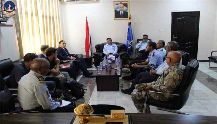خفر السواحل اليمنية تبحث مع الجانب الفرنسي تعزيز التعاون في الأمن البحري