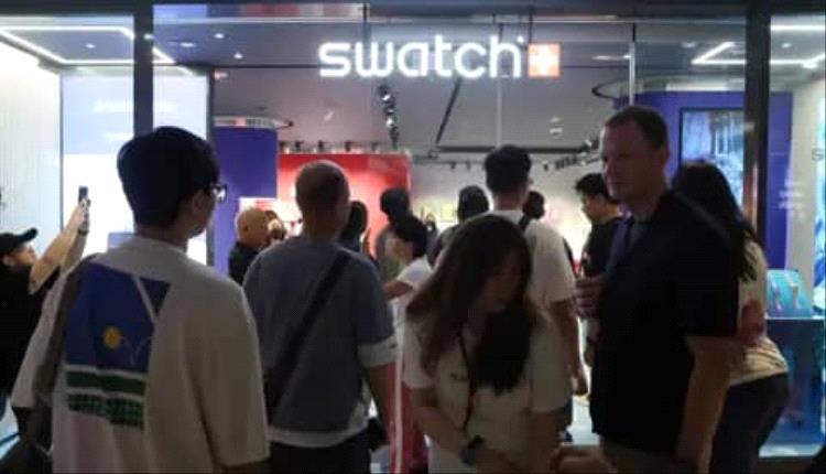 ساعات سواتش تشعل الفوضى والطوابير في مدن عالمية