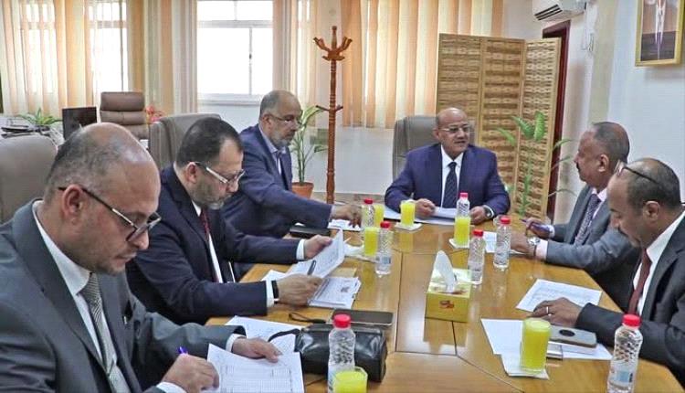 اجتماع بالبنك المركزي في عدن لمناقشة حلول عاجلة للكهرباء