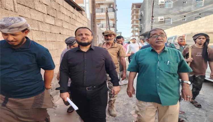 اليزيدي يتفقد حي ريمي ميدانيا ويوجه بسرعة معالجة الصرف الصحي ورصف خط صابر