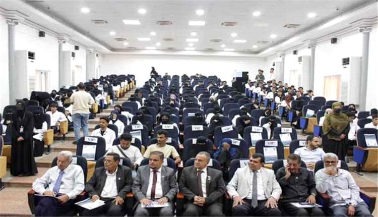كلية طب الأسنان بجامعة عدن تحتفي بالطلاب المستجدين وتكرّم أوائل الدفعات