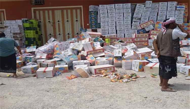 ضبط كميات كبيرة من أغذية منتهية الصلاحية في الشحر بعد بلاغ من الأهالي