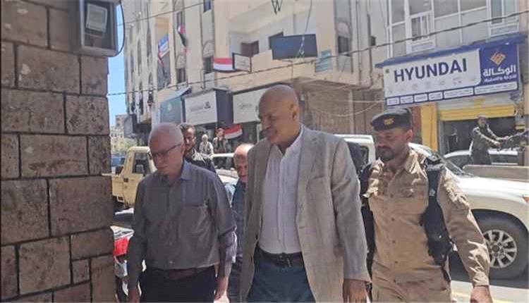 محافظ تعز يتابع استقرار الأسواق وتوفر السلع الأساسية