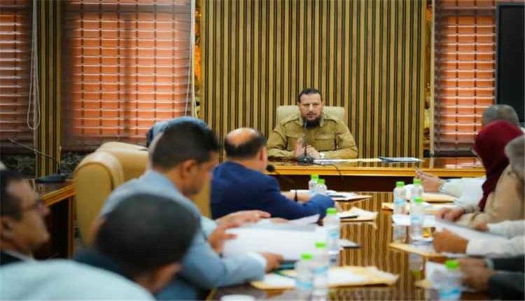 تنفيذي عدن يستعرض أداء المكاتب الحكومية ويشدد على تعزيز التنسيق وتحسين الخدمات