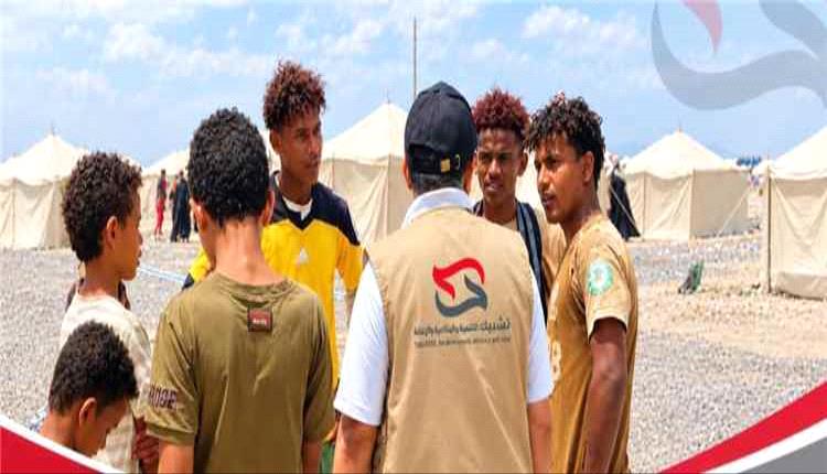 الخيواني يتفقد مخيم الفردوس بعدن ويبحث احتياجات أكثر من 540 أسرة نازحة