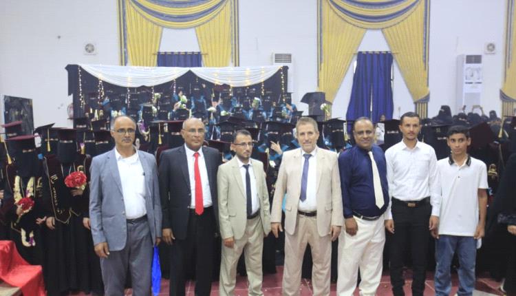 تخرج 126 طالبا وطالبة من الكلية التطبيقية بفرع جامعة العلوم والتكنولوجيا بمأرب 
