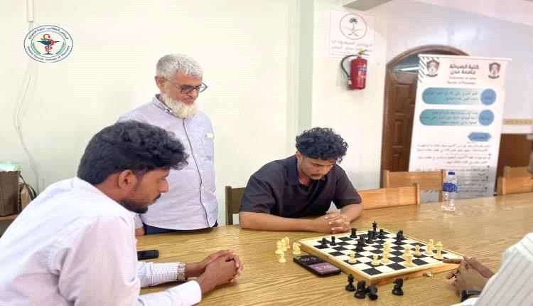 كلية الصيدلة بجامعة عدن تنظم بطولة للشطرنج والطالب حمزة هيثم يحصد المركز الأول