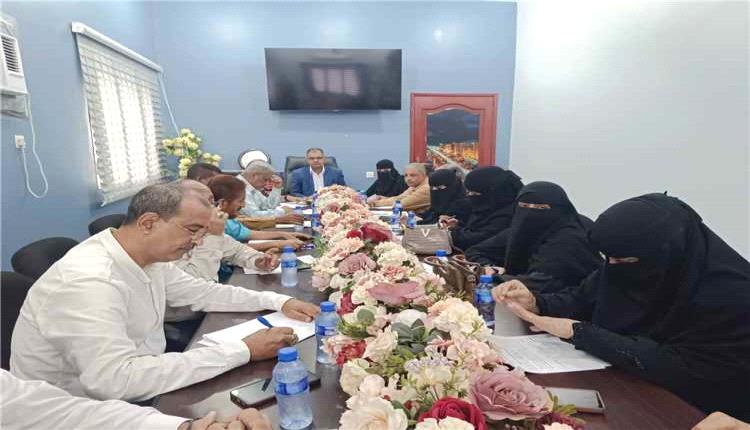 المكتب التنفيذي بالمعلا يناقش أداء مكاتب الأوقاف والضرائب والواجبات الزكوية