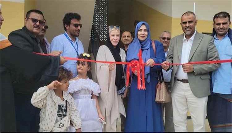 وكيل عدن مبجر يفتتح مشروع بناء 6 فصول دراسية وتأهيل مدرسة زائد الخير بالبريقة
