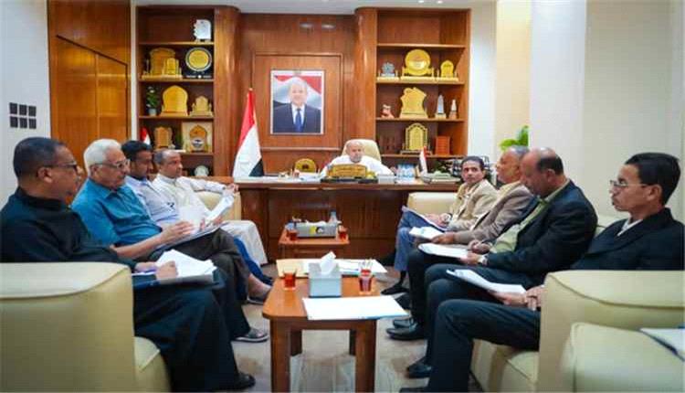 الخنبشي يناقش إنجازات صندوق النظافة والتحسين بساحل حضرموت وخطط تطوير الأداء