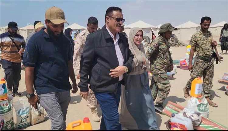 وزيرة الدولة لشؤون المرأة ومدير عام البريقة يتفقدان مخيم الفردوس للنازحين