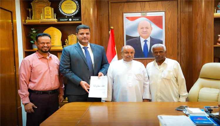 الخنبشي يرعى توقيع عقد لتوريد أثاث وتجهيزات مدرسية لمدارس التعليم العام بحضرموت